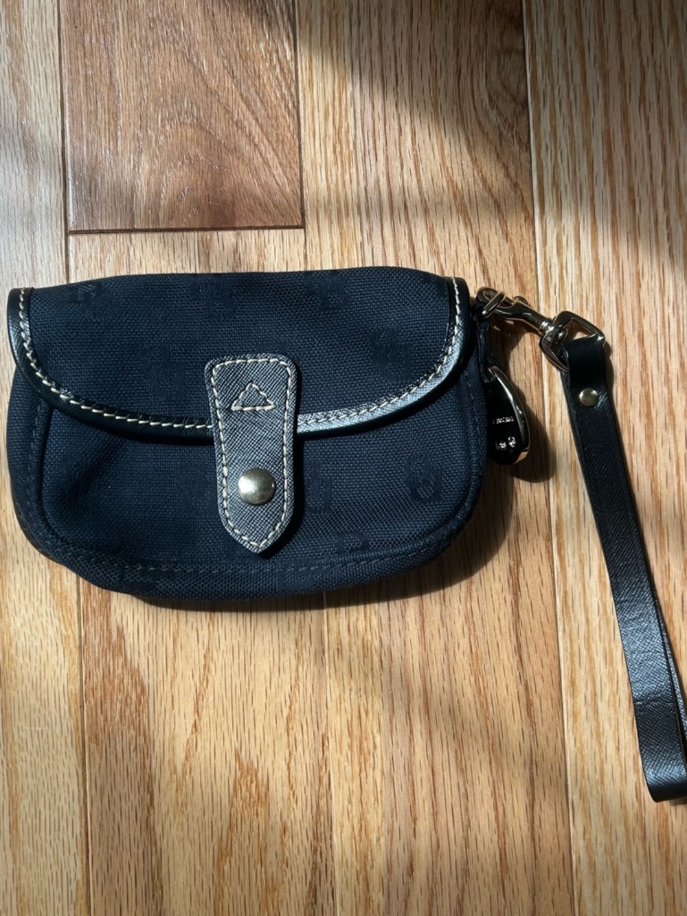 Vintage Y2K Dooney And Bourke signature flap wristlet black
